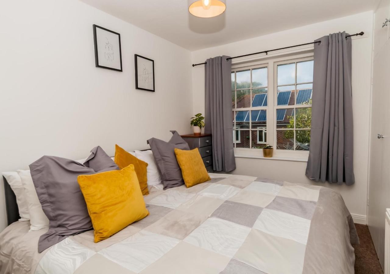 2 Bed Apartment-5 Guests - Business-Relocation-Parking - The Brighton Short Stay & Serviced Apartments Ngoại thất bức ảnh
